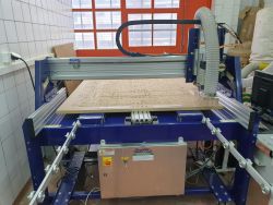 photo de la CNC du fablab onlfait sur laquelle on fait notre formation