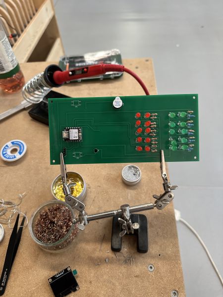 Fichier:PCB Soldering.jpg